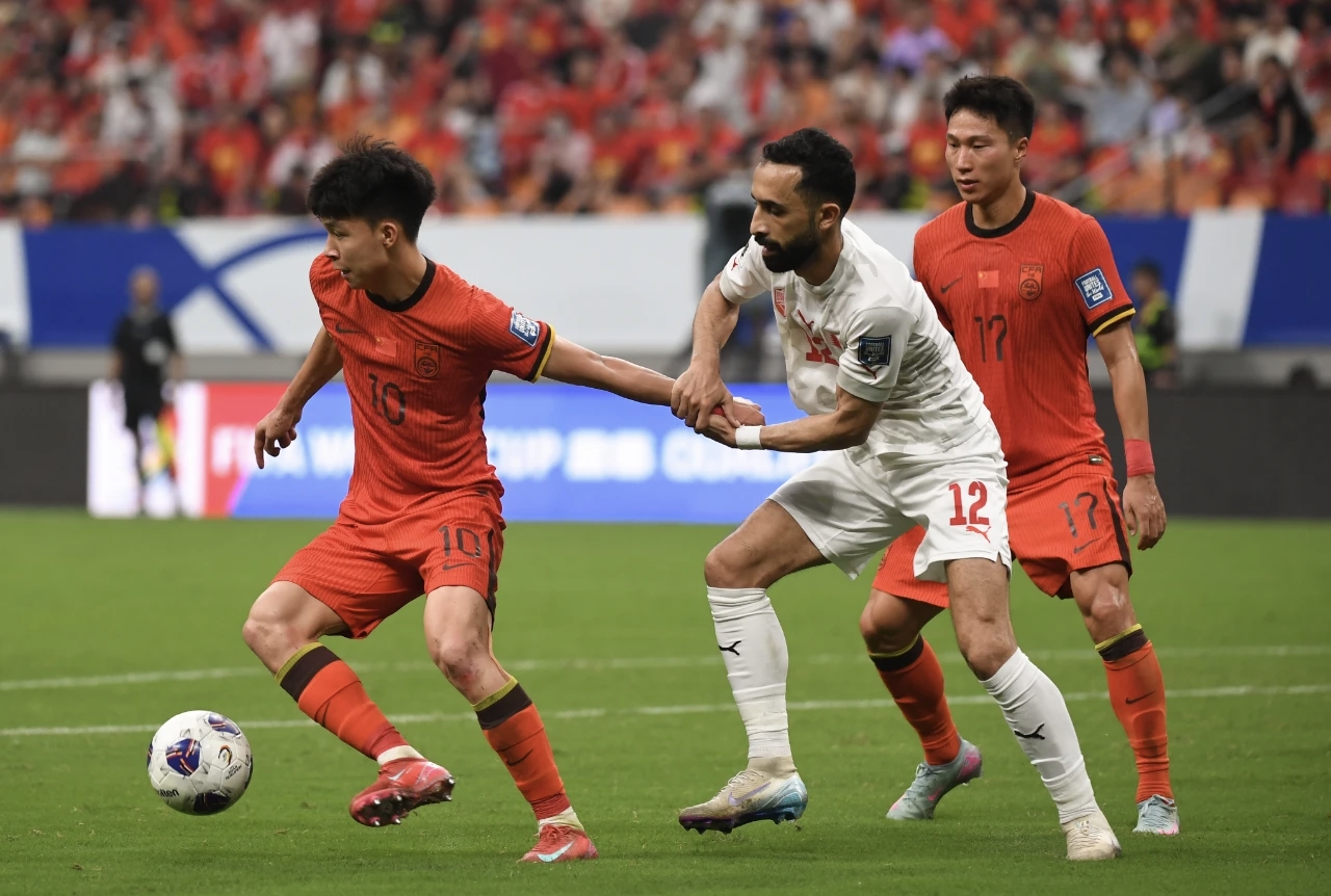 足球比赛的实时战报让人难以移开目光(足球实时战况)